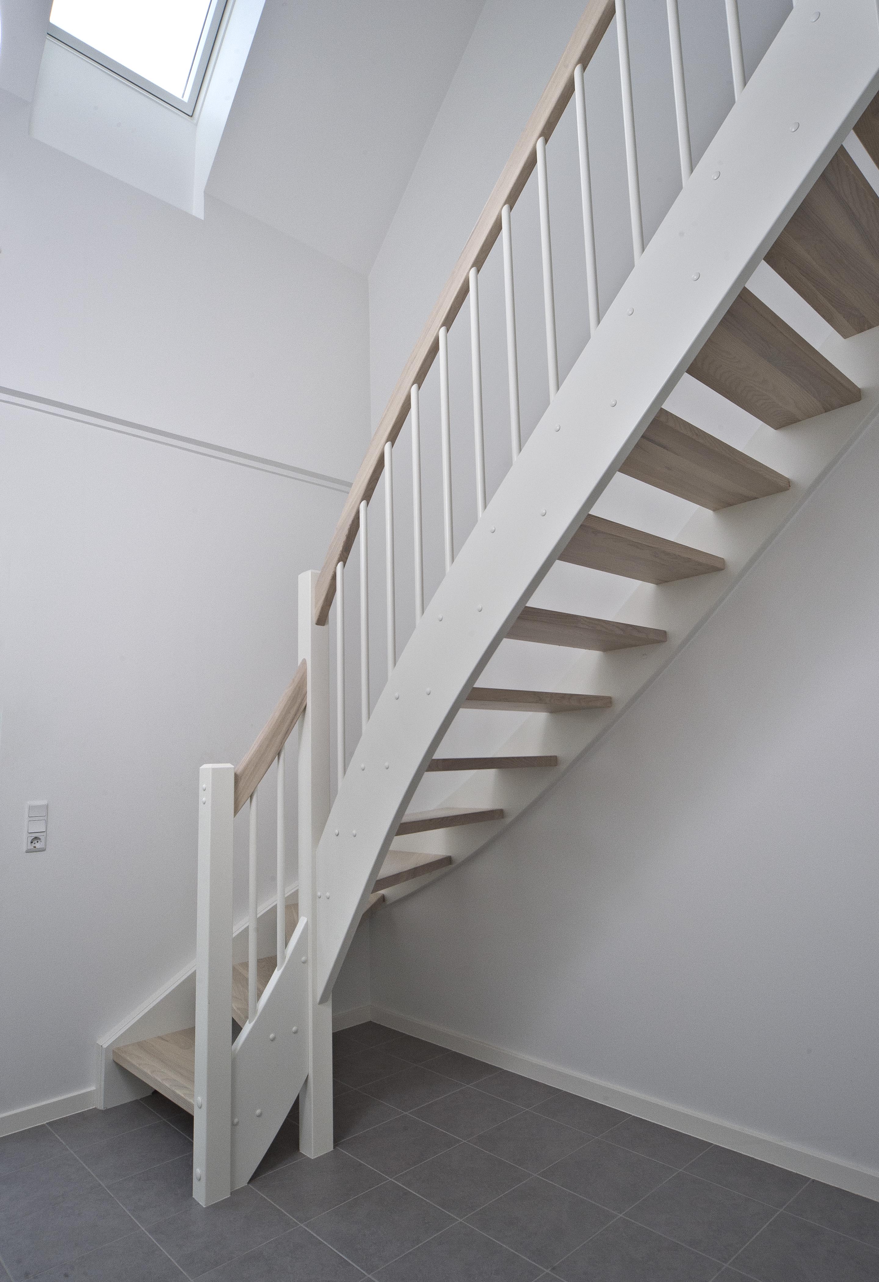 Godkendelse Almindeligt Insister Hvad koster en indvendig trætrappe? Pris på trappe til indendørs