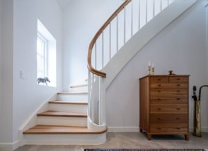 Halltrappe med kvartsving i flotte naturfarver fra Wood Step