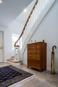 Elegant halltrappe med kvartsving i flotte naturlige farver fra Wood Step