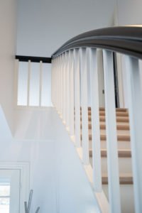 Klassisk trappe med flotte detaljer lavet hos Wood Step