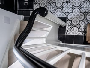Klassisk trappe i sort og hvid lavet hos Wood Step