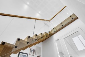 Svævende trætrappe i minimalistisk look lavet hos Wood Step