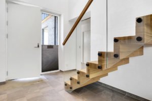 Trætrappe i minimalistisk design lavet hos Wood Step