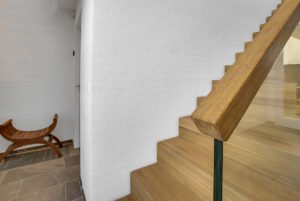 Trætrappe med trin monteret på væg af Wood Step