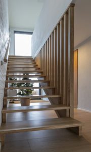 Minimalistisk trappe i eg hos Wood Step